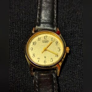 (897)Vintage citizen Ladies CQ Watch 22mm gold tone leather strap..